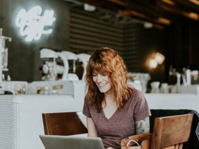 L’Intelligence Artificielle au Service de l’Orateur et du Réalisateur : Comment Utiliser l’IA pour Enrichir Vos Prises de Parole et Créations Audiovisuelles